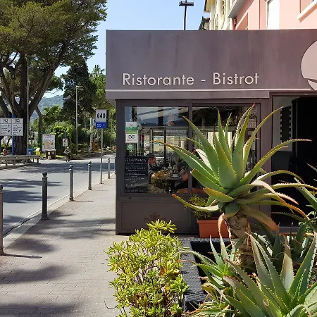 Vela Bianca H & R * Diano Marina